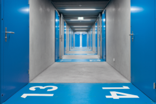 Längskorridor im Juchhof mit beidseitig angeordneten Mannschaftsgarderoben (© Wehrli Müller Fotografen, Zürich)